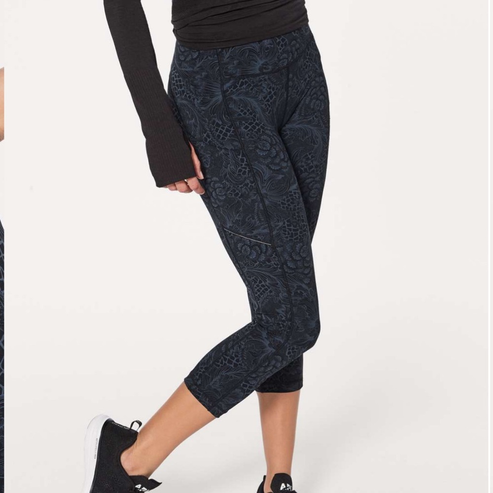 Lululemon Speed Up Crop (21") Nouveau Mach Blue Black Size 2